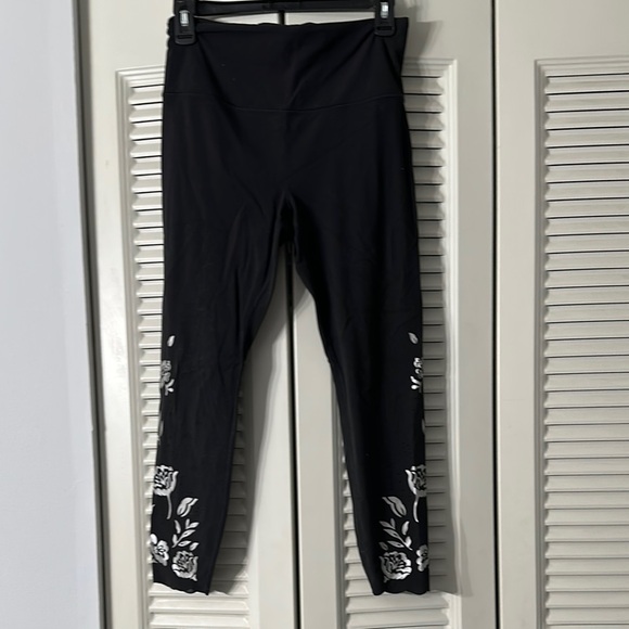Athleta Pants - Black Athleta Leggings with White Floral Design (5)